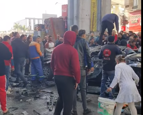 جانب من واقعة سقوط سيارة ملاكي من أعلى كوبري أكتوبر امتداد رمسيس أمام نادي السكة الحديد