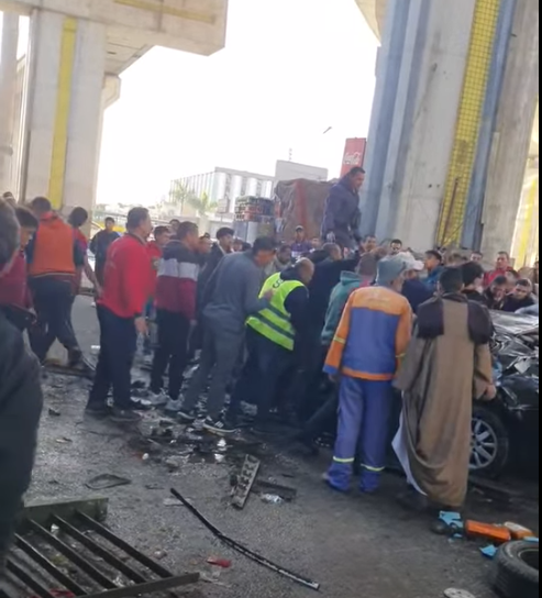 جانب من واقعة سقوط سيارة ملاكي من أعلى كوبري أكتوبر امتداد رمسيس أمام نادي السكة الحديد