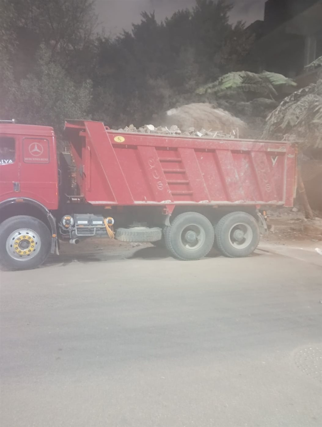 <strong>رفع انقاض عقار مدينة العمال المُنهار بسبب حدوث تسريب غاز في امبابة </strong>