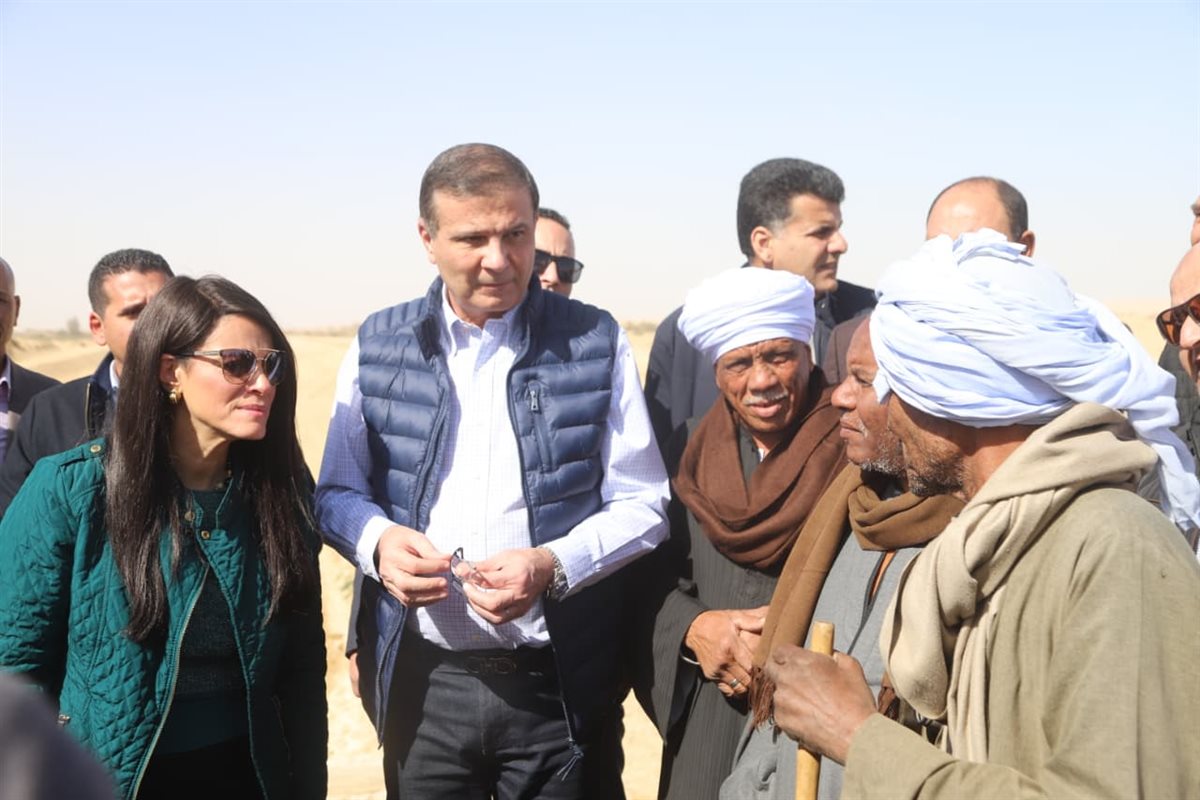 <strong>وزير الزراعة يوجه بتوفير حفارات لحفر أحواض تخزين المياه بقرى أسوان&nbsp;</strong>