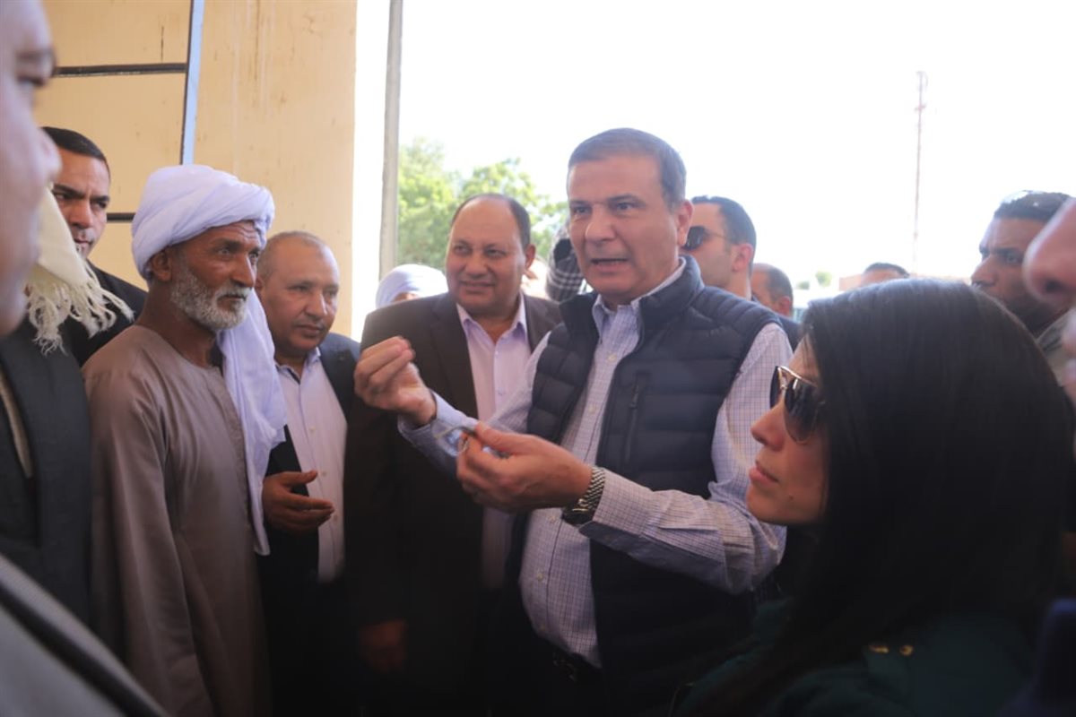 <strong>وزير الزراعة يوجه بتوفير حفارات لحفر أحواض تخزين المياه بقرى أسوان&nbsp;</strong>