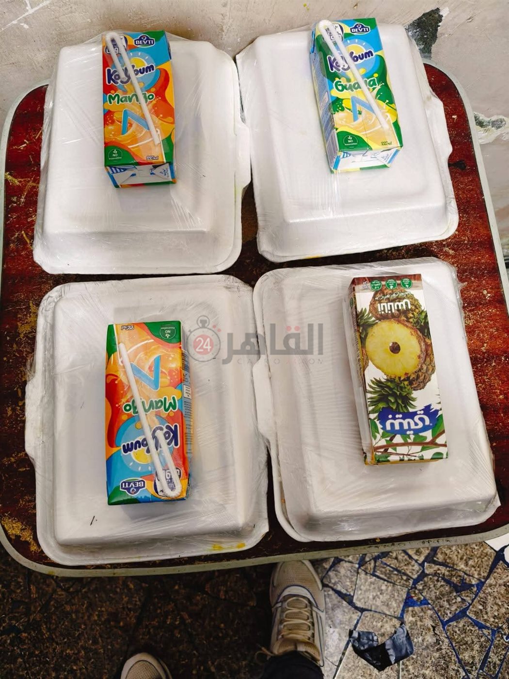 شباب شبين الكوم يوزعون وجبات على أهالي مرضى معهد الكبد بالمنوفية