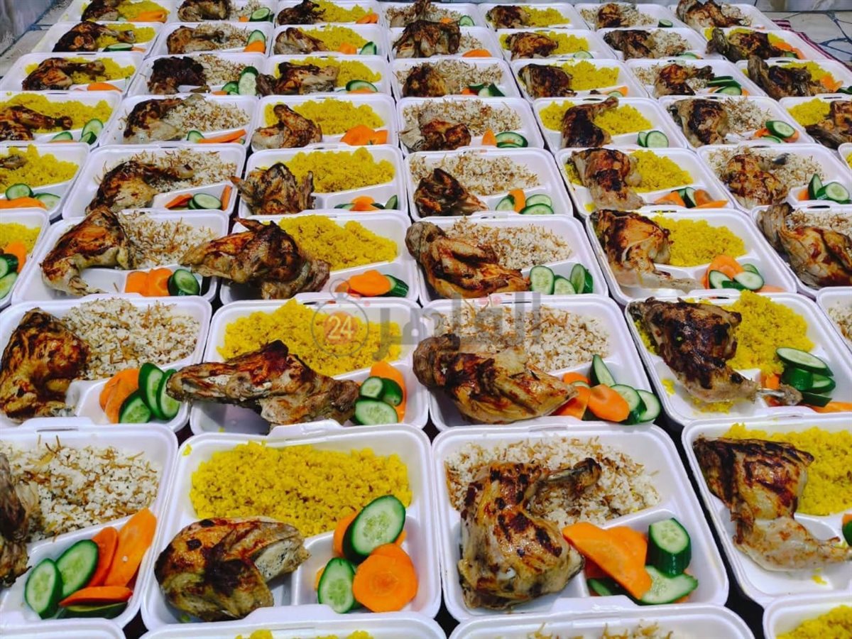 شباب شبين الكوم يوزعون وجبات على أهالي مرضى معهد الكبد بالمنوفية