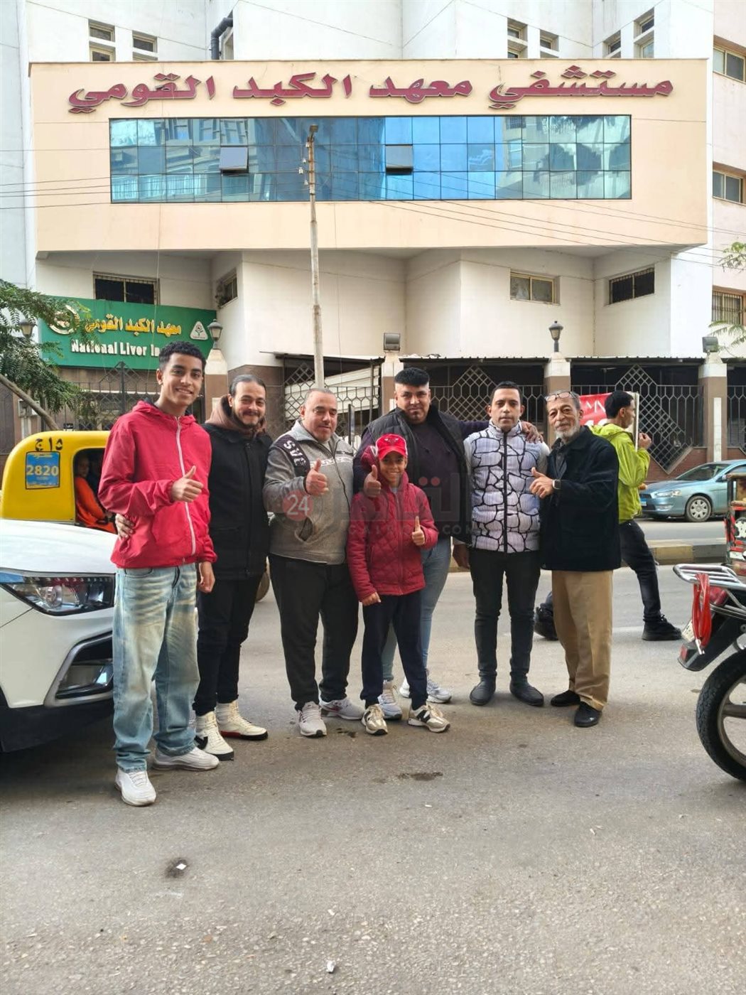 شباب شبين الكوم يوزعون وجبات على أهالي مرضى معهد الكبد بالمنوفية