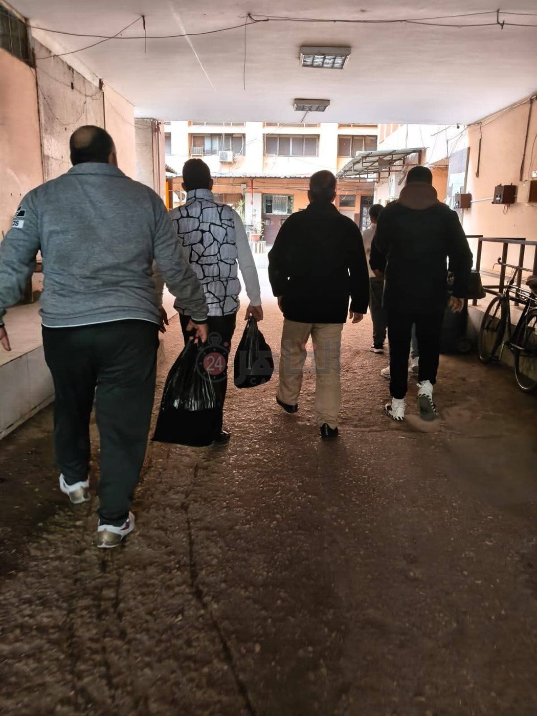 شباب شبين الكوم يوزعون وجبات على أهالي مرضى معهد الكبد بالمنوفية