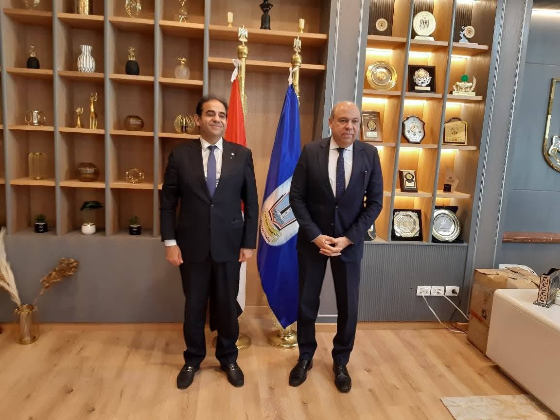 <strong>رئيس جامعة بورسعيد يستقبل وزير الطيران المدني للمشاركة في مناقشة رسالة دكتوراه بكلية التجارة&nbsp;</strong>