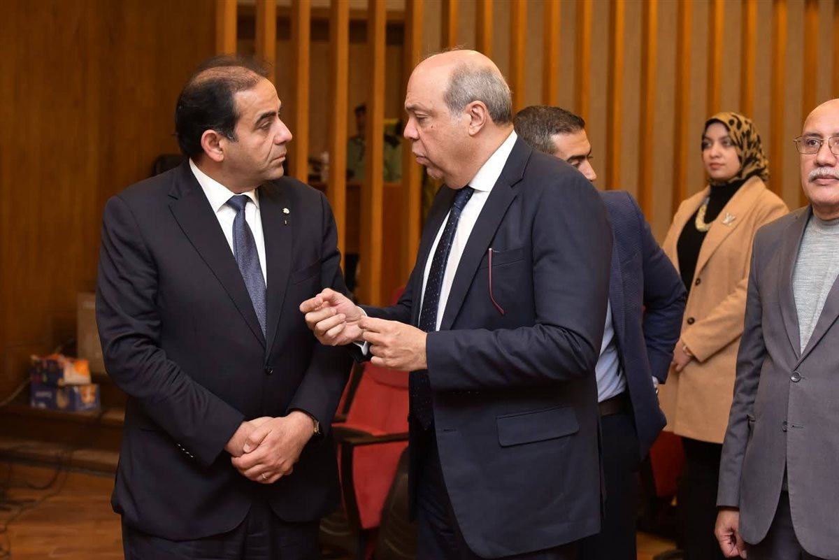 <strong>رئيس جامعة بورسعيد يستقبل وزير الطيران المدني للمشاركة في مناقشة رسالة دكتوراه بكلية التجارة&nbsp;</strong>