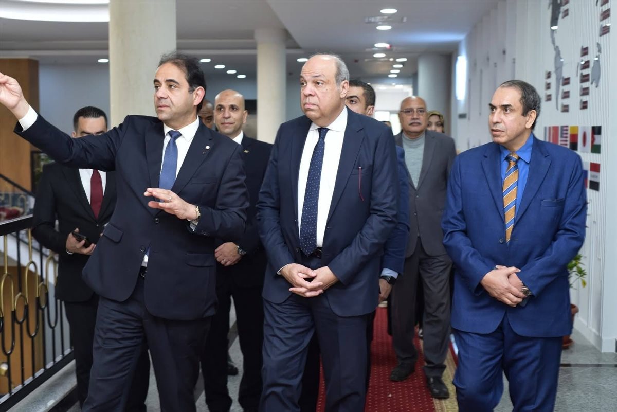 <strong>رئيس جامعة بورسعيد يستقبل وزير الطيران المدني للمشاركة في مناقشة رسالة دكتوراه بكلية التجارة&nbsp;</strong>