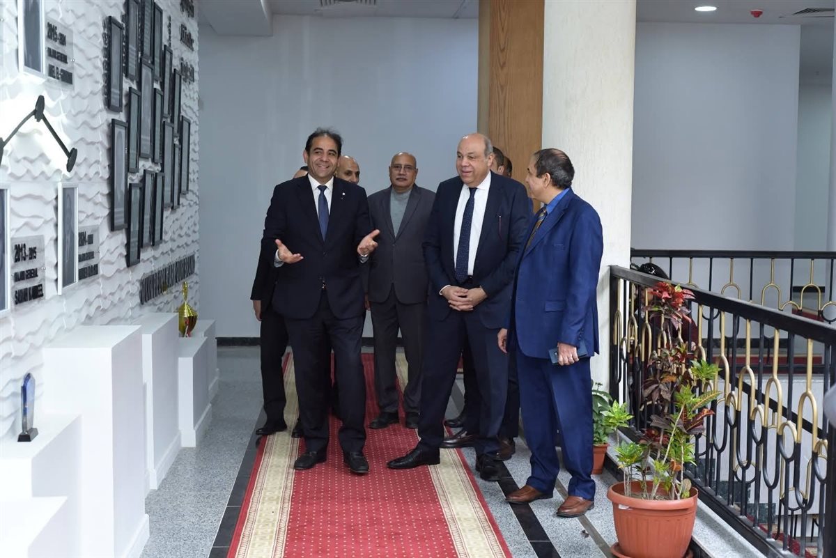 <strong>رئيس جامعة بورسعيد يستقبل وزير الطيران المدني للمشاركة في مناقشة رسالة دكتوراه بكلية التجارة&nbsp;</strong>