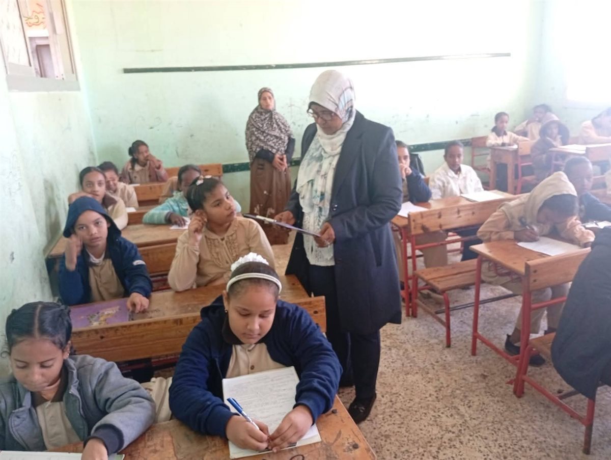 مدير تعليم البحر الاحمر تتفقد الامتحانات بالشلاتين