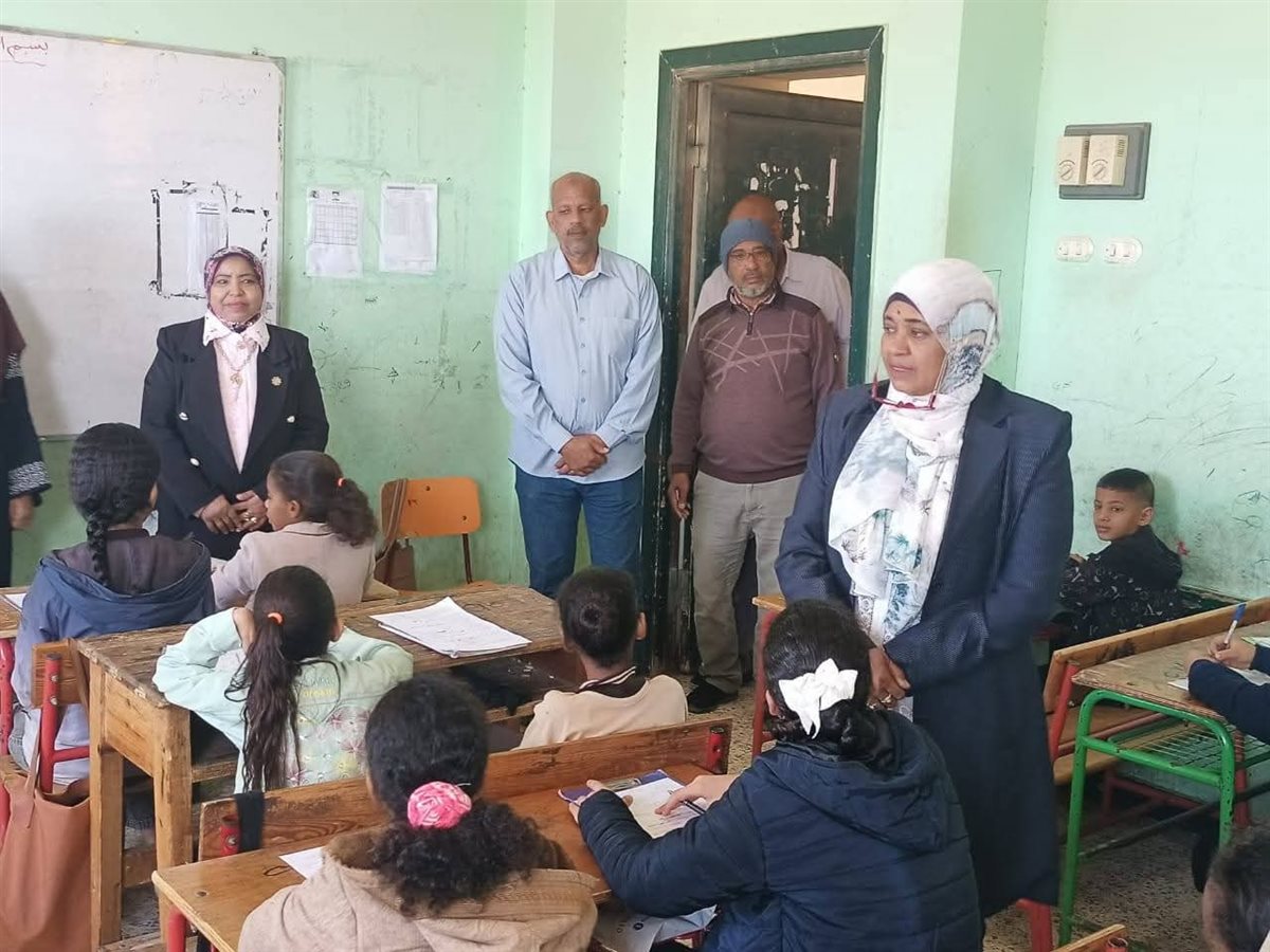 مدير تعليم البحر الاحمر تتفقد الامتحانات بالشلاتين