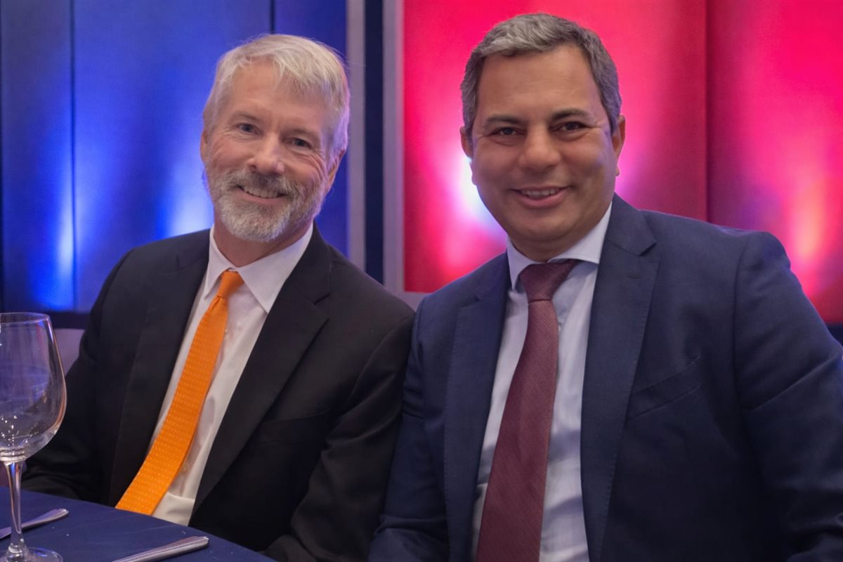 تامر وجيه يلتقي مع رجل الأعمال الأمريكي مايكل سايلور