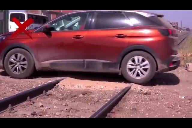 استخدام معابر غير شرعية على قضبان السكك الحديدية