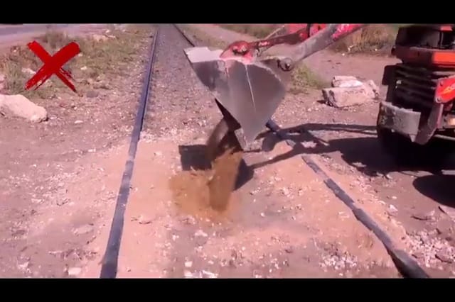 استخدام معابر غير شرعية على قضبان السكك الحديدية