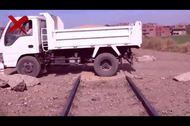 استخدام معابر غير شرعية على قضبان السكك الحديدية