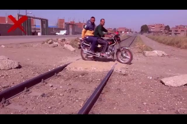 استخدام معابر غير شرعية على قضبان السكك الحديدية