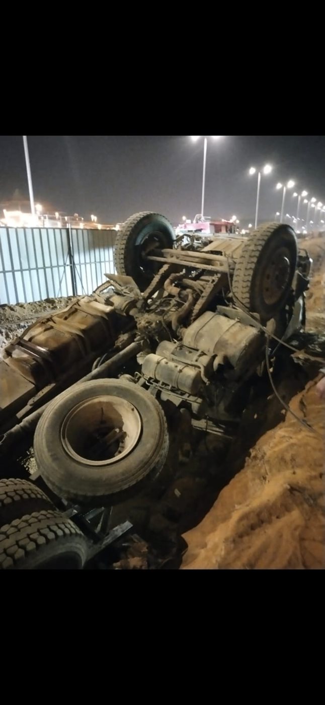 انقلاب مقطورة نقل داخل حفرة بالمقطم