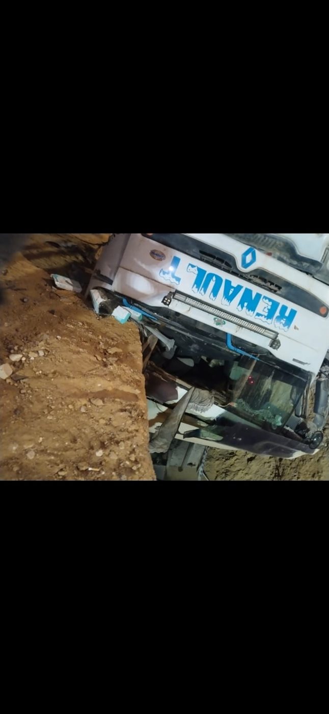 انقلاب مقطورة نقل داخل حفرة بالمقطم