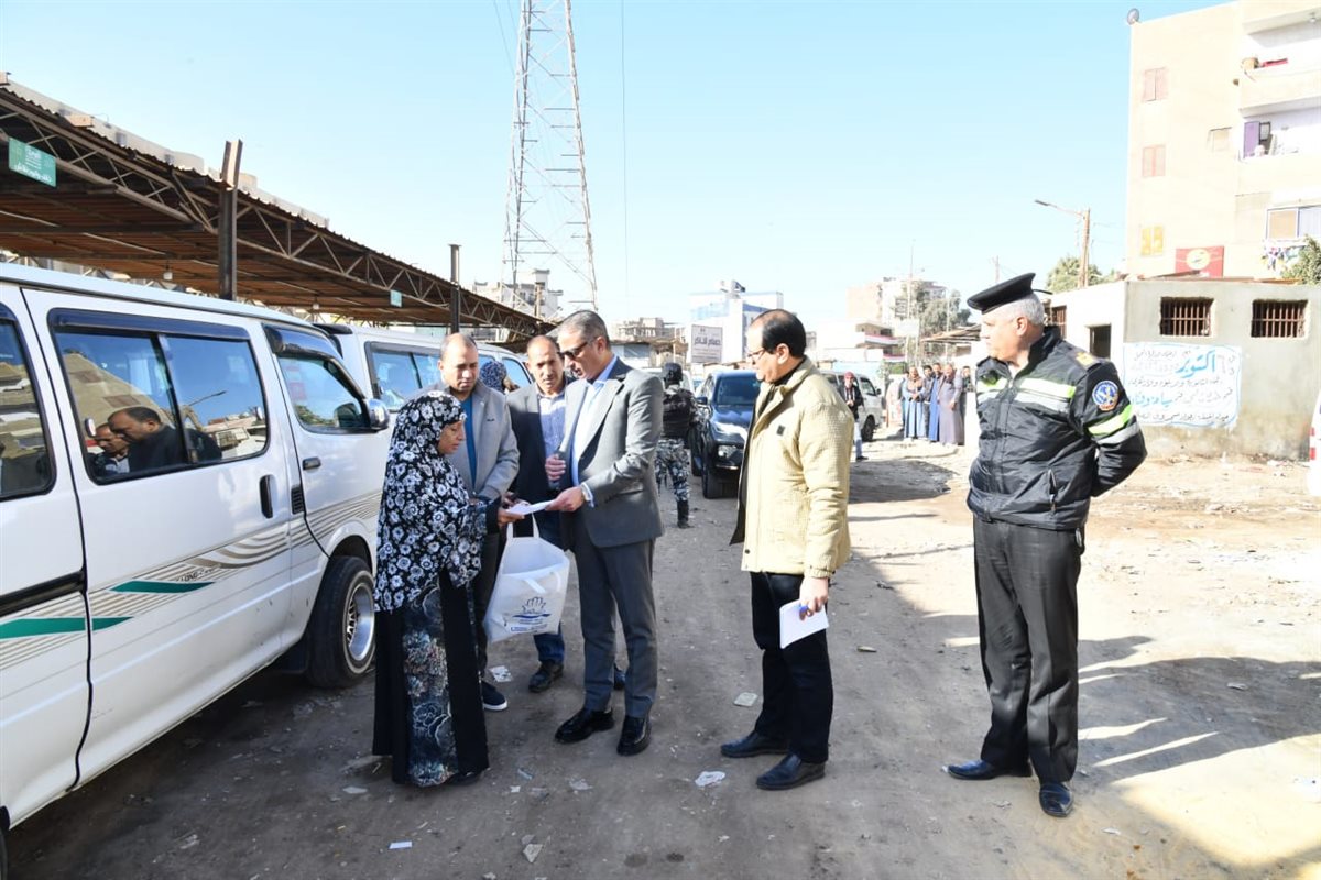 محافظ الفيوم يتفقد سير العمل بعدد من مواقف سيارات الأجرة