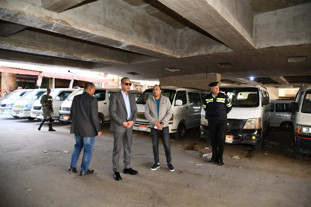 محافظ الفيوم يتفقد سير العمل بعدد من مواقف سيارات الأجرة