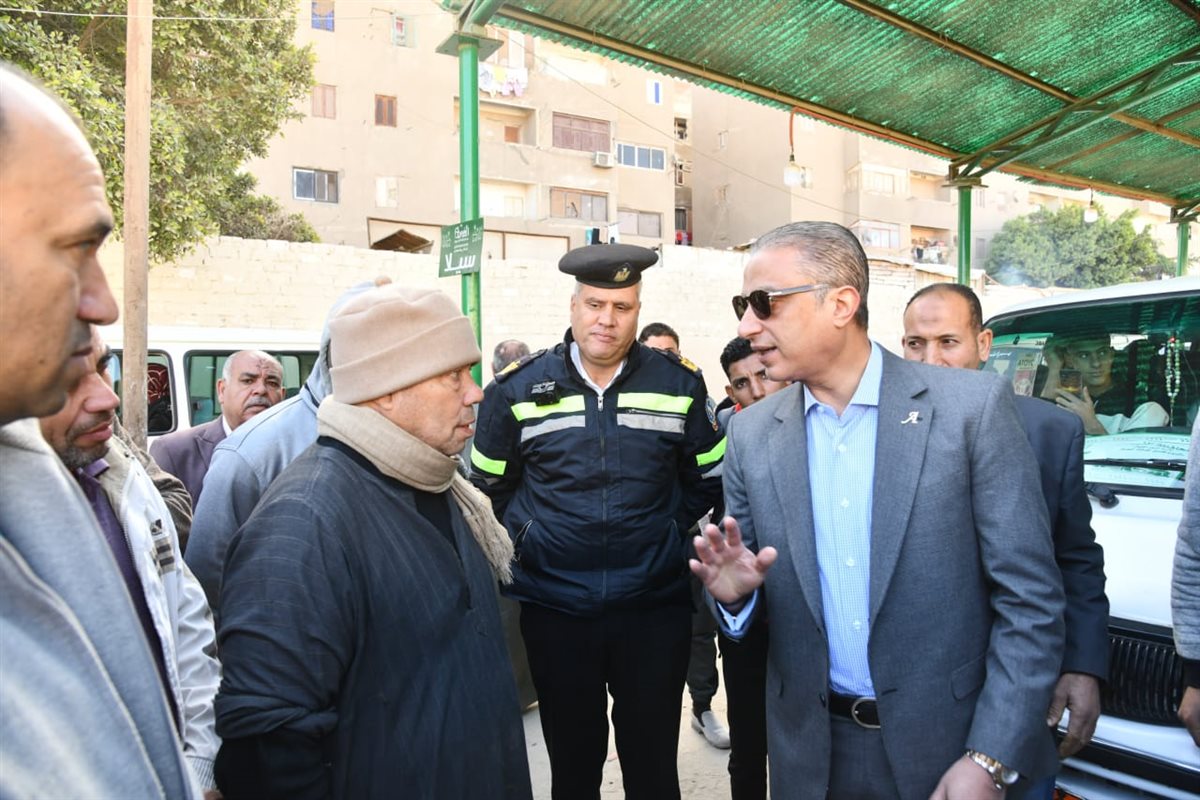 محافظ الفيوم يتفقد سير العمل بعدد من مواقف سيارات الأجرة