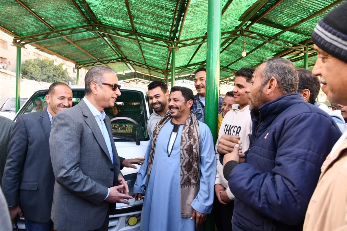 محافظ الفيوم يتفقد سير العمل بعدد من مواقف سيارات الأجرة