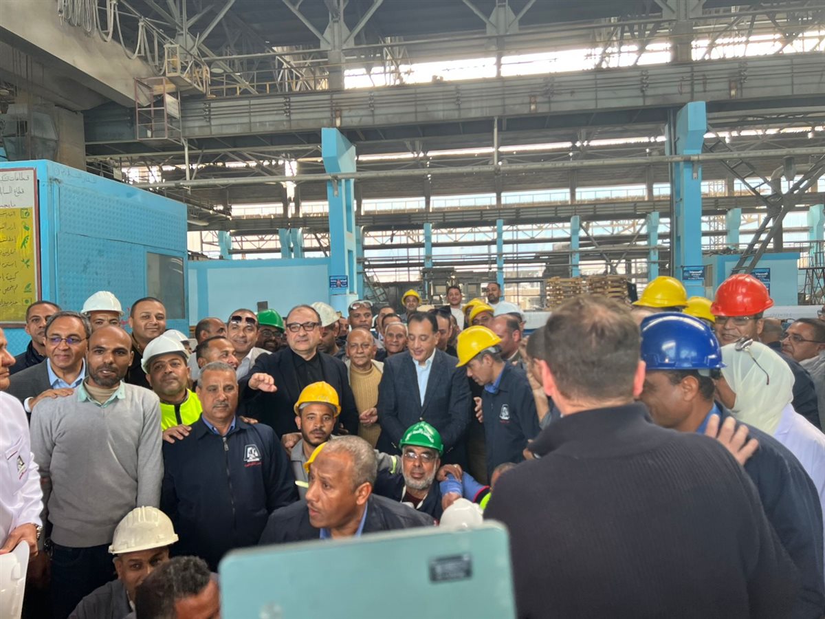 رئيس الوزراء يلتقط صورا تذكارية مع عمال مصنع الألومنيوم
