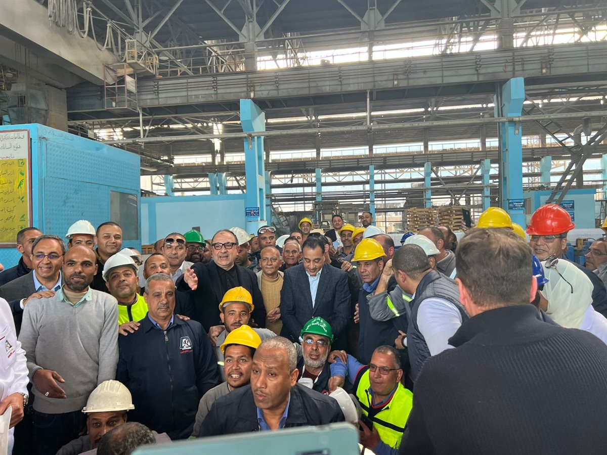 رئيس الوزراء يلتقط صورا تذكارية مع عمال مصنع الألومنيوم