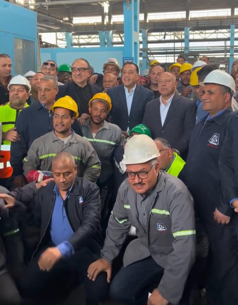 رئيس الوزراء يلتقط صورا تذكارية مع عمال مصنع الألومنيوم