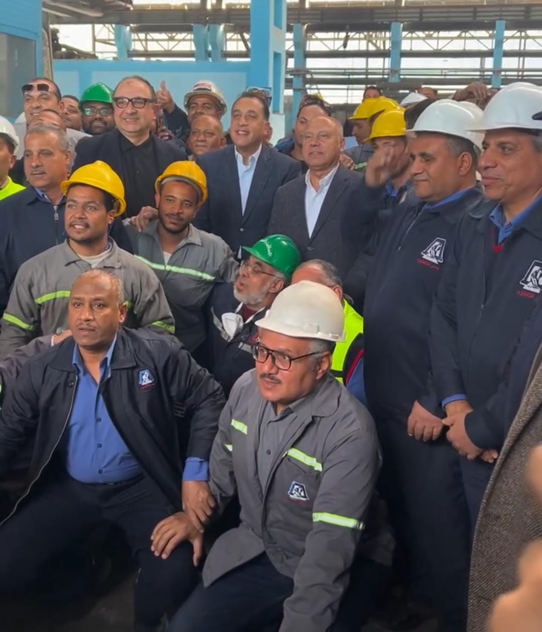 رئيس الوزراء يلتقط صورا تذكارية مع عمال مصنع الألومنيوم