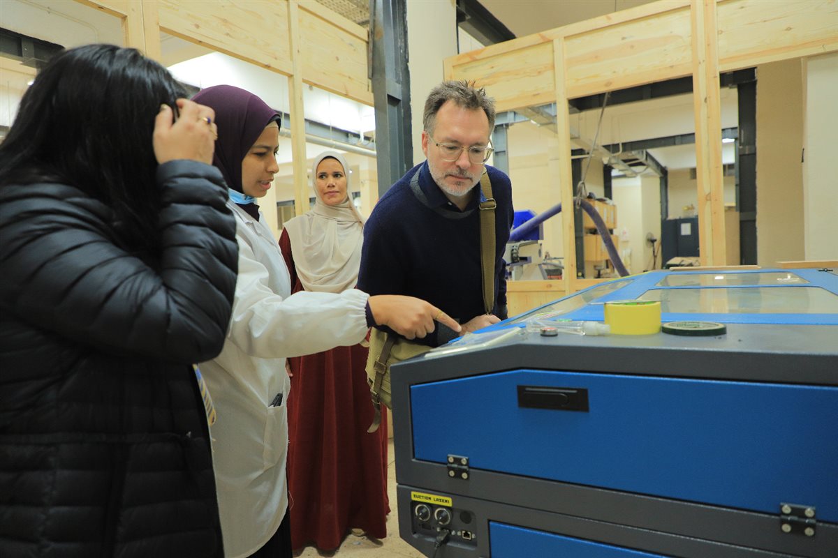 السفير الكندي في إسنا