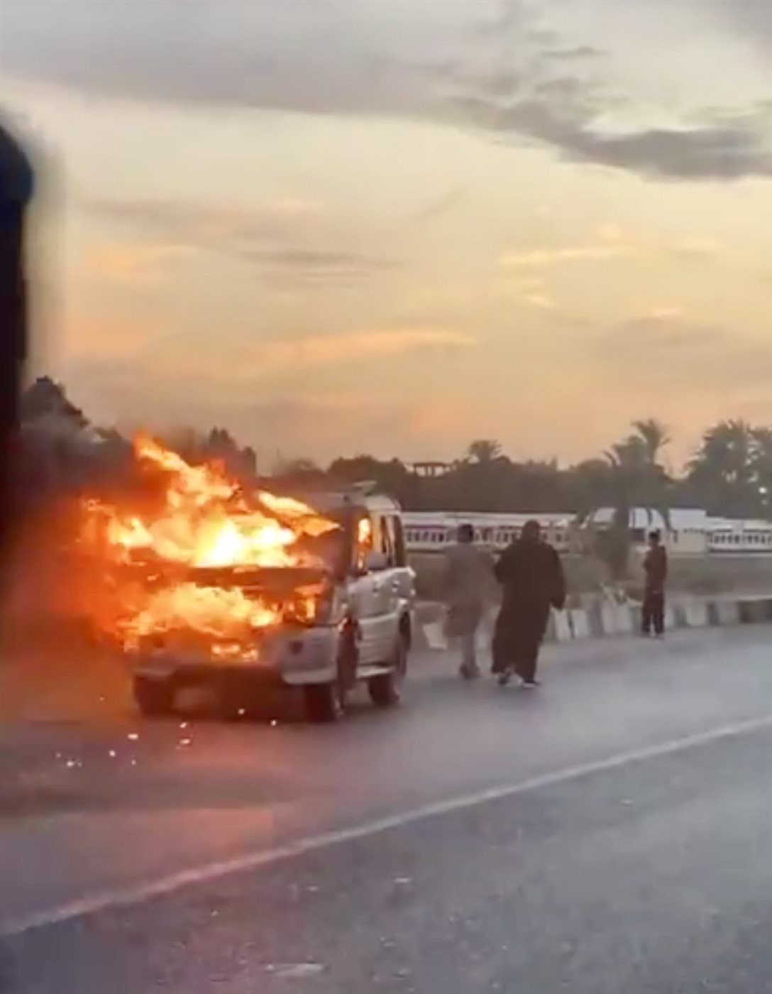 النيران تلتهم سيارة على الطريق بالأقصر ونجاة قائدها