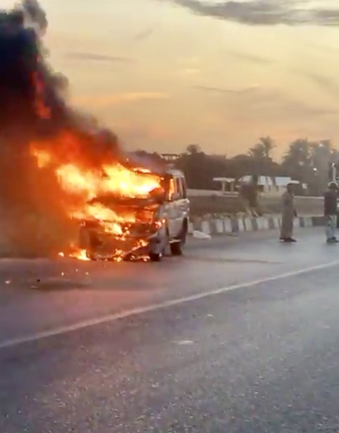 النيران تلتهم سيارة على الطريق بالأقصر ونجاة قائدها