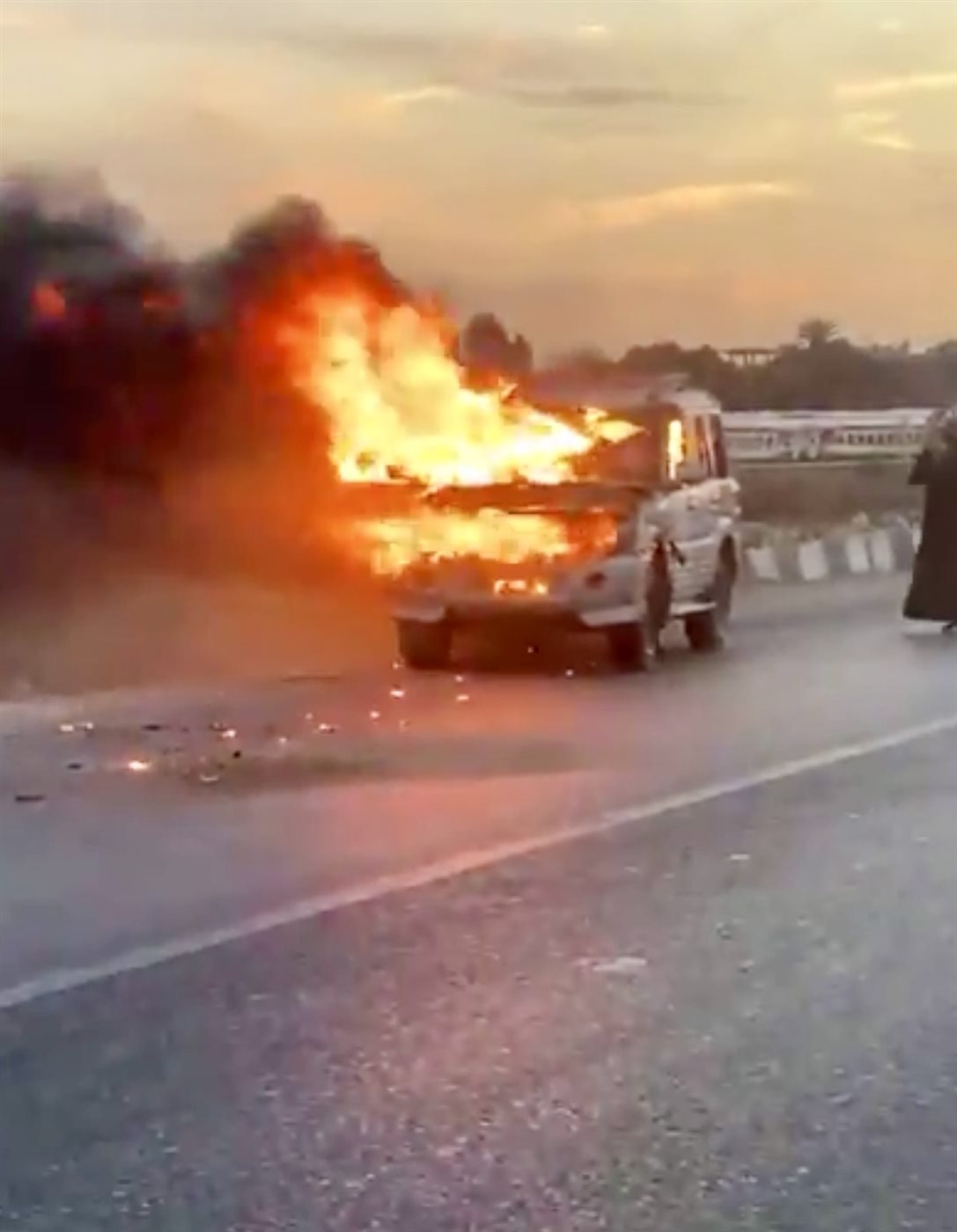 النيران تلتهم سيارة على الطريق بالأقصر ونجاة قائدها