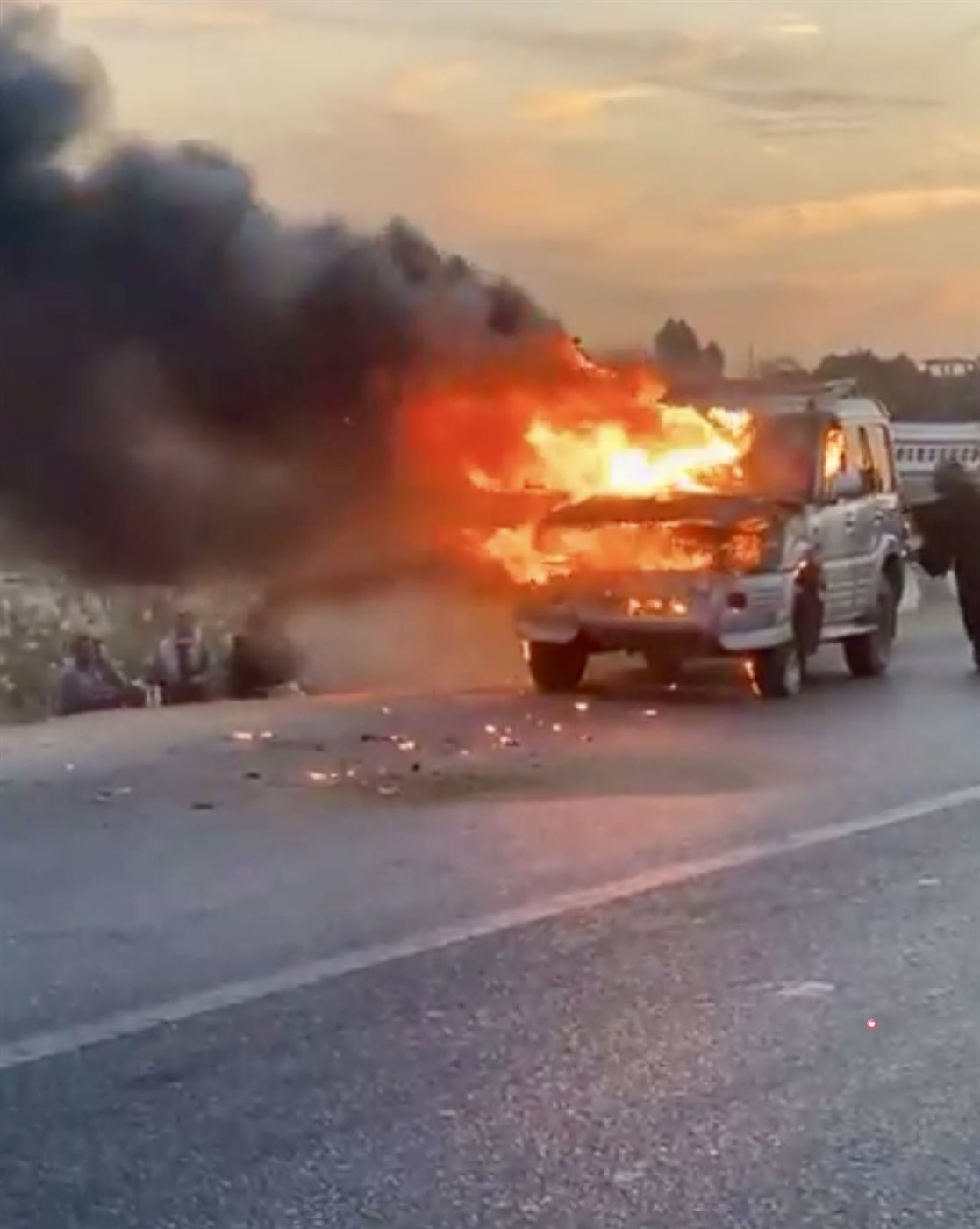 النيران تلتهم سيارة على الطريق بالأقصر ونجاة قائدها