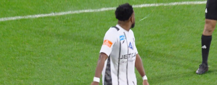 <strong>تصرف غير أخلاقي من لاعب الشباب السعودي</strong>
