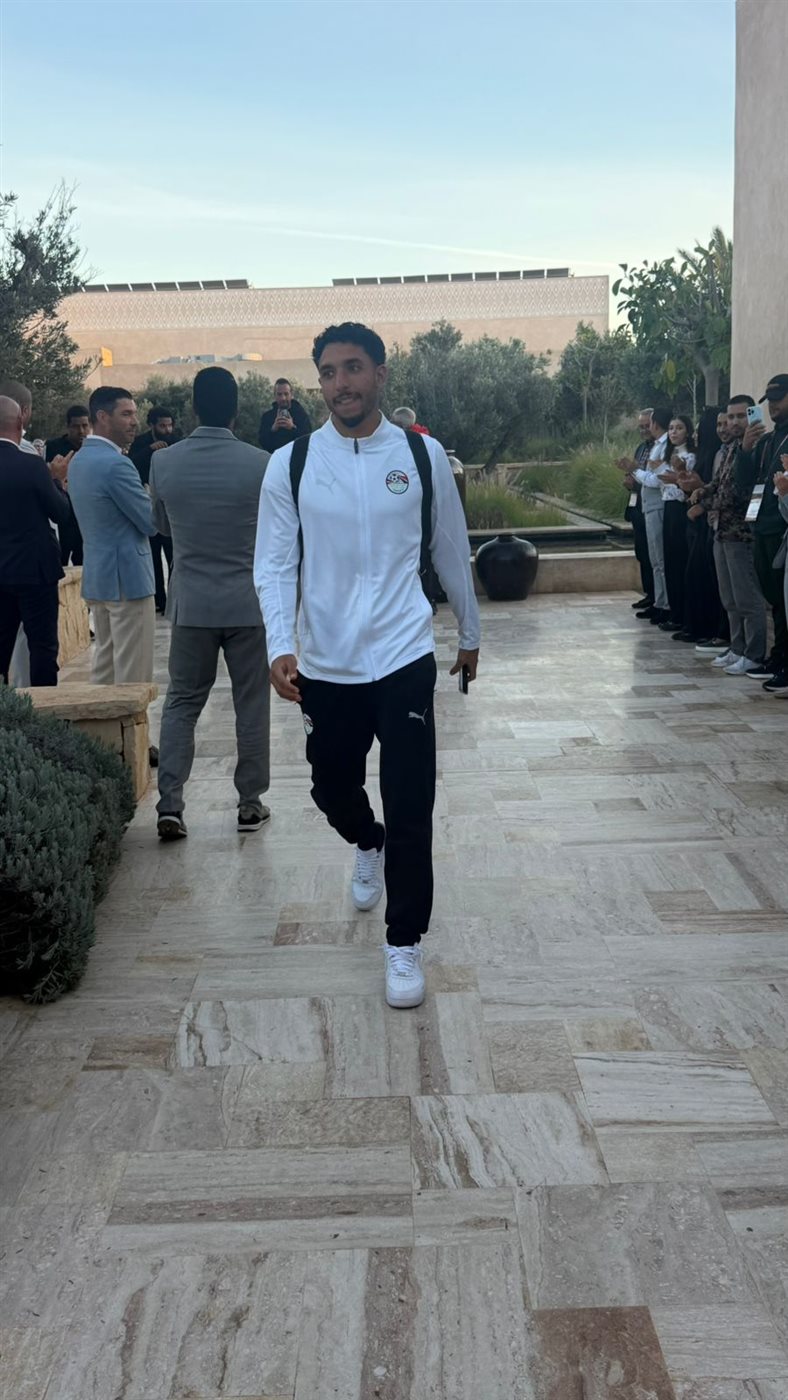 <strong>وداع موظفي فندق إقامة منتخب مصر بتنظم ممر شرفي قبل التوجه لطنجة</strong>