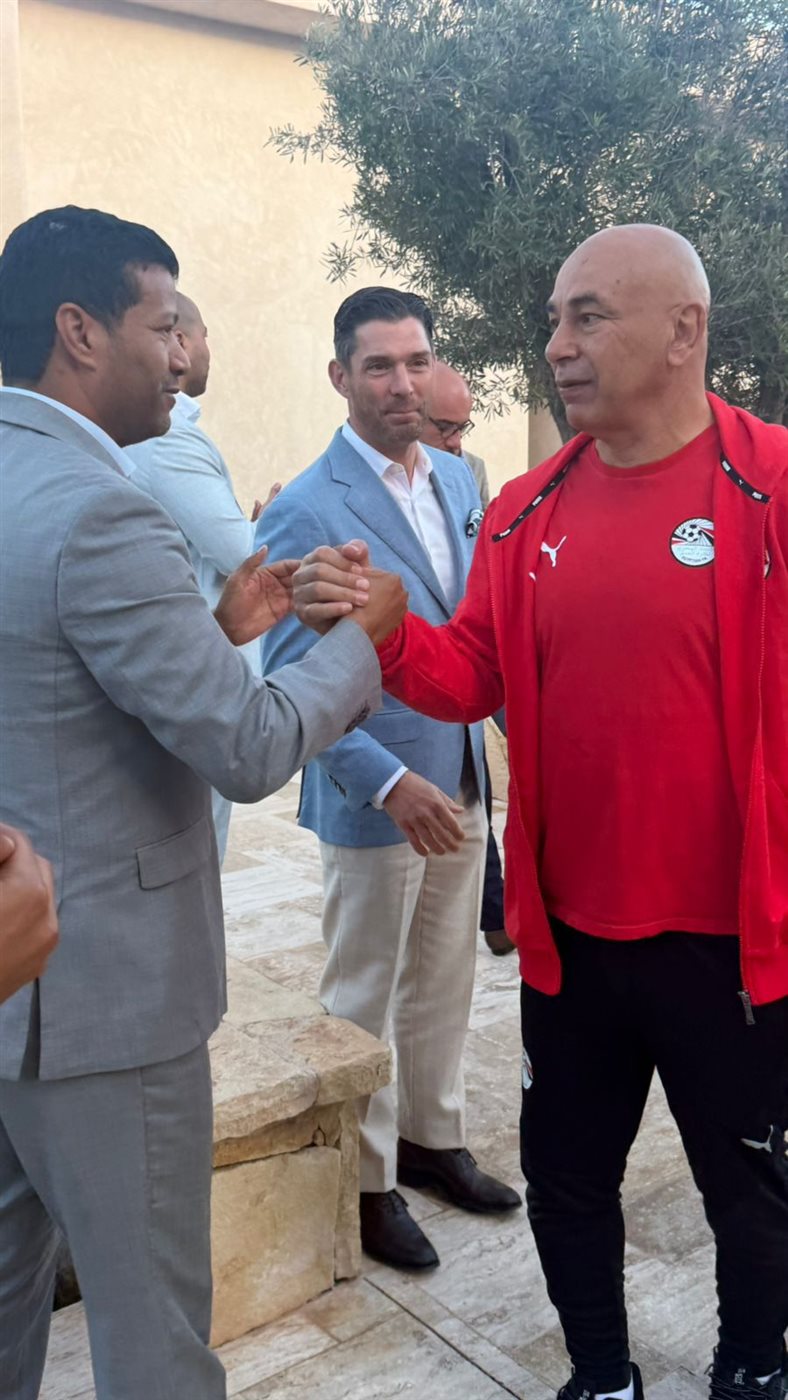 <strong>وداع موظفي فندق إقامة منتخب مصر بتنظم ممر شرفي قبل التوجه لطنجة</strong>