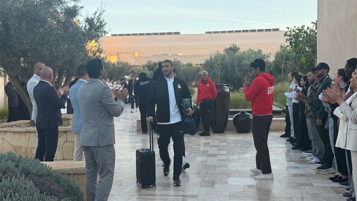 <strong>وداع موظفي فندق إقامة منتخب مصر بتنظم ممر شرفي قبل التوجه لطنجة</strong>