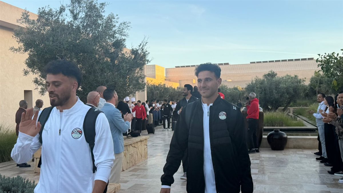 <strong>وداع موظفي فندق إقامة منتخب مصر بتنظم ممر شرفي قبل التوجه لطنجة</strong>