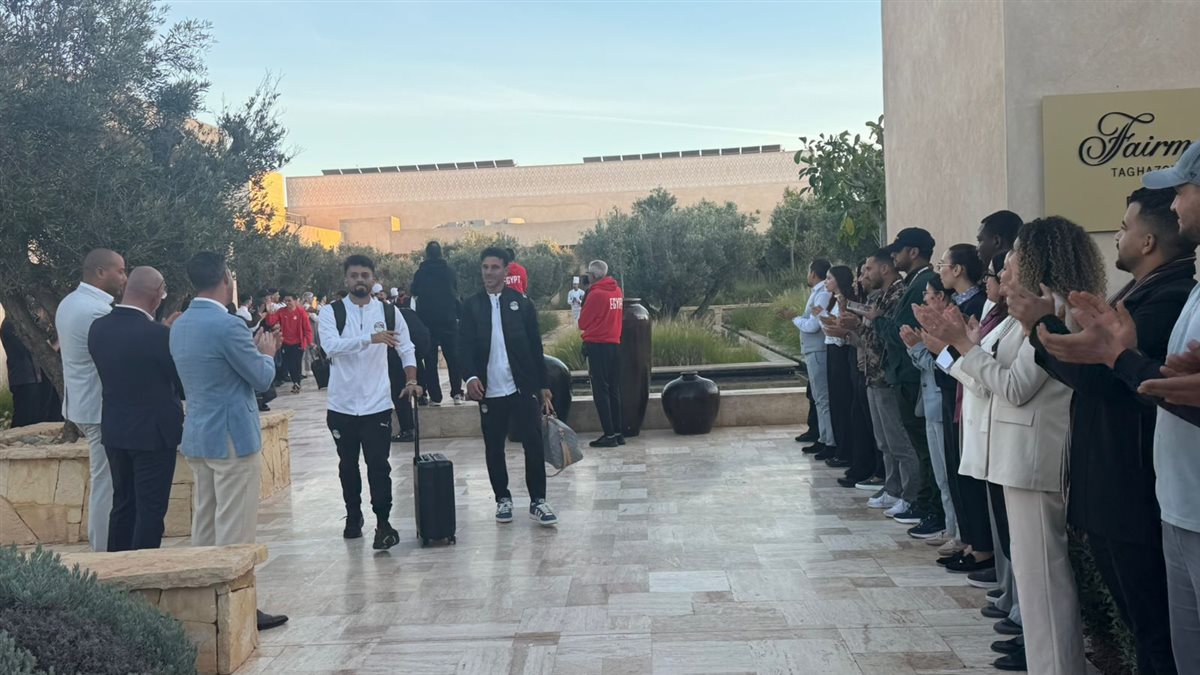 <strong>وداع موظفي فندق إقامة منتخب مصر بتنظم ممر شرفي قبل التوجه لطنجة</strong>