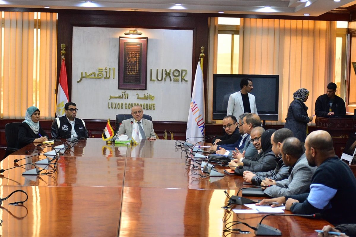 محافظ الأقصر يبحث موقف مشروعات الصرف بالمحافظة