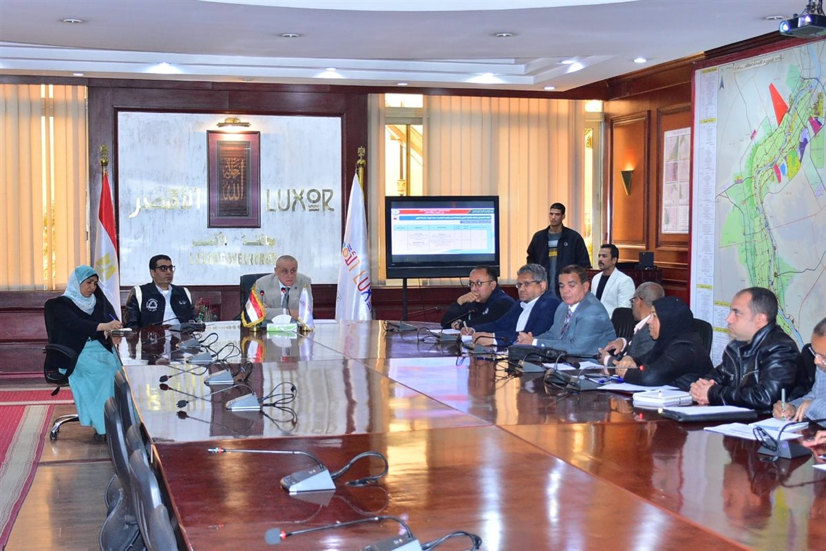 محافظ الأقصر يبحث موقف مشروعات الصرف بالمحافظة