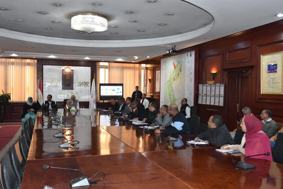 محافظ الأقصر يبحث موقف مشروعات الصرف بالمحافظة