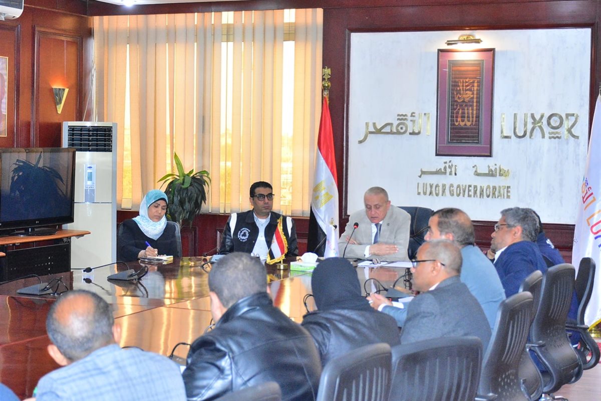 محافظ الأقصر يبحث موقف مشروعات الصرف بالمحافظة