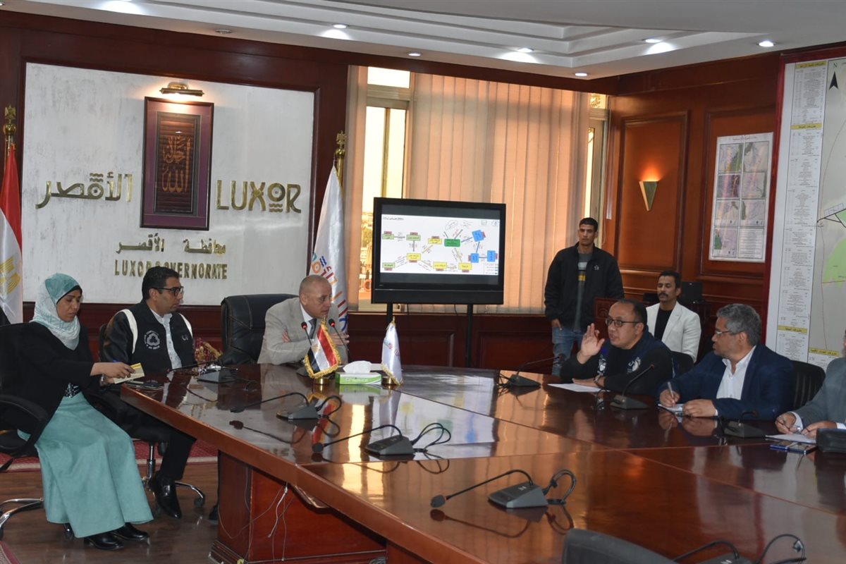 محافظ الأقصر يبحث موقف مشروعات الصرف بالمحافظة
