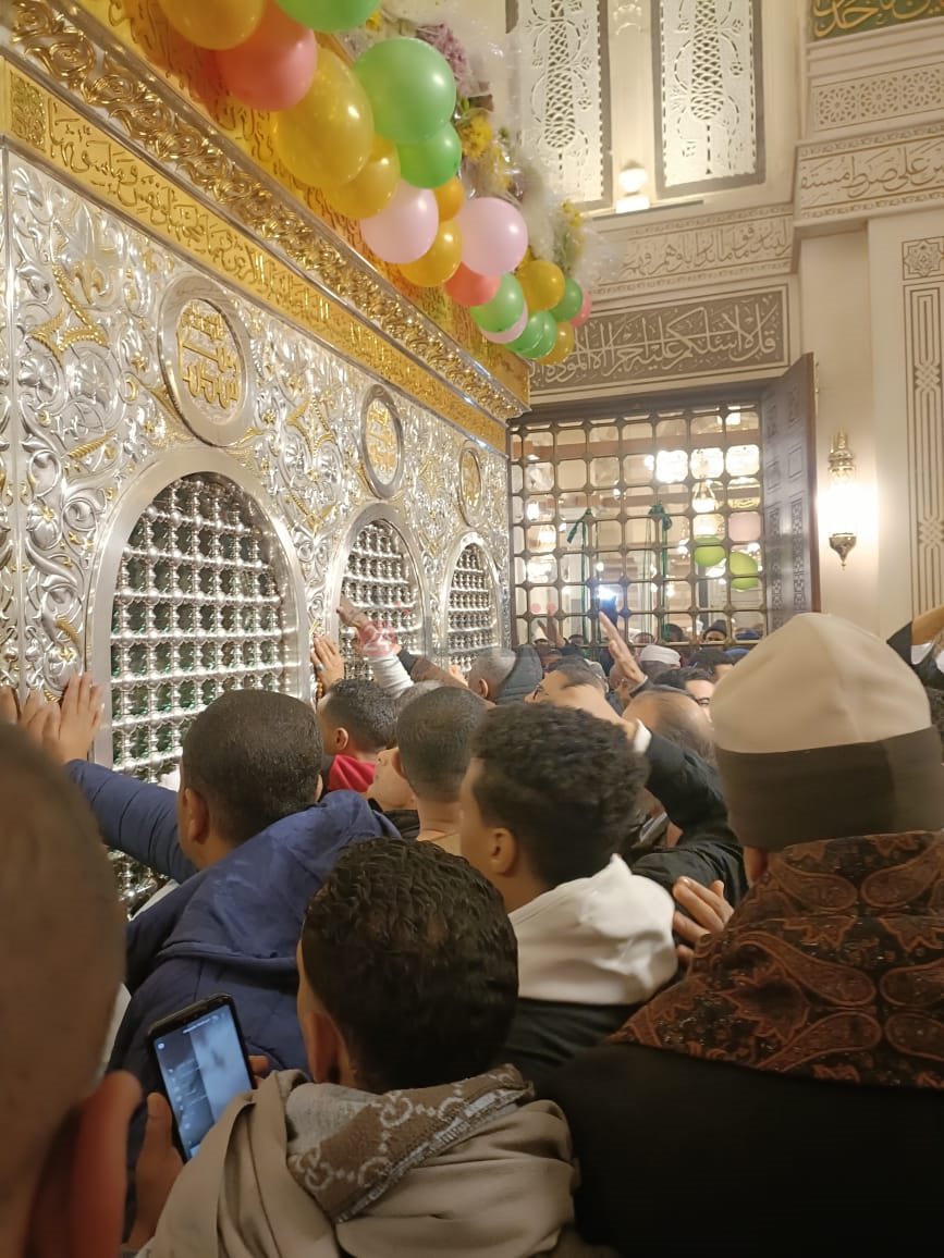 &nbsp;ازدحام المريدين في مسجد السيدة زينب في الليلة الختامية لمولدها&nbsp;