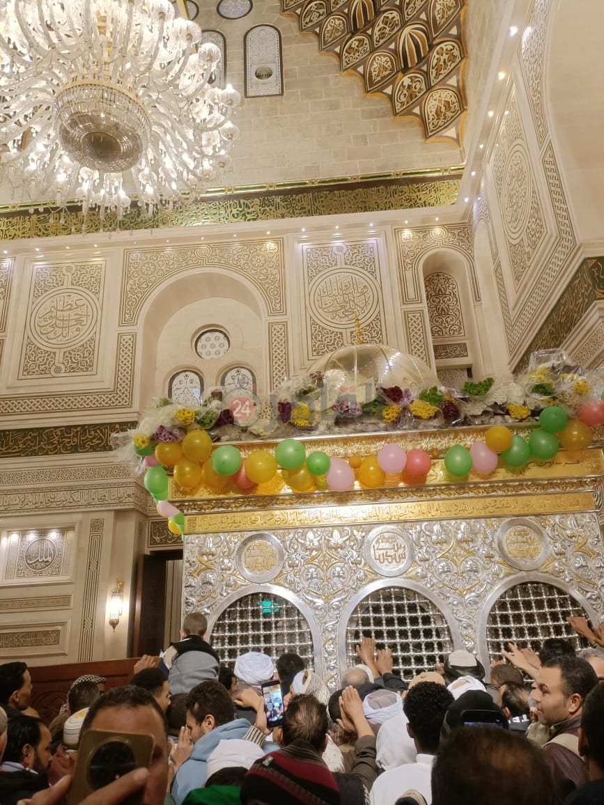 &nbsp;ازدحام المريدين في مسجد السيدة زينب في الليلة الختامية لمولدها&nbsp;