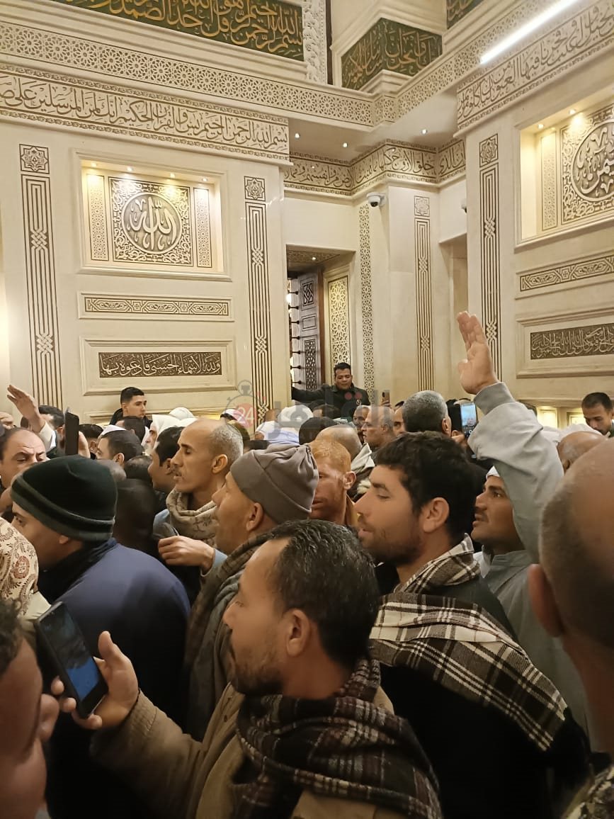 &nbsp;ازدحام المريدين في مسجد السيدة زينب في الليلة الختامية لمولدها&nbsp;