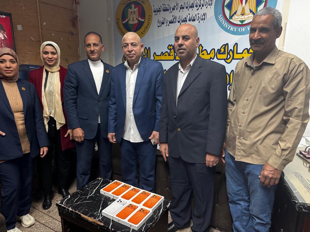 ضبط هواتف آيفون مهربة بمطار الأقصر الدولي